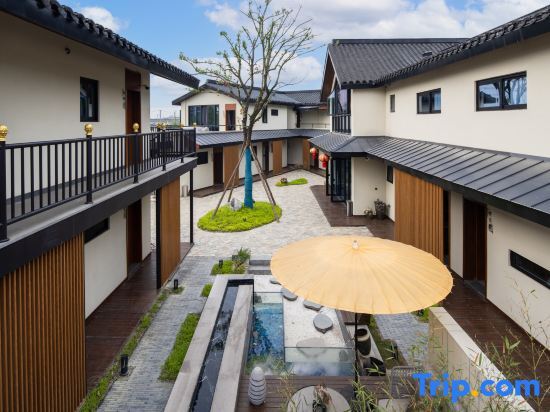 Чэнду: Heyin Jinxi Hot Spring Resort Homestay