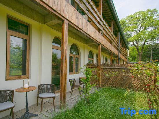 Хучжоу: Anji White Tea Yuan · Tree Under Little White House Deer Language Parent Child Vacation Stay