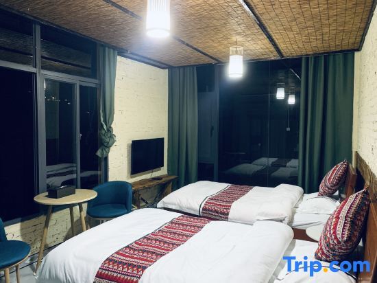 Пугао Лаочжай: Longing Homestay (Terraced Field Scenic Area)