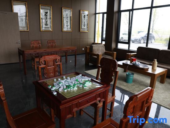 Циндао: ibis Jiaodong Airport EMU Town Store