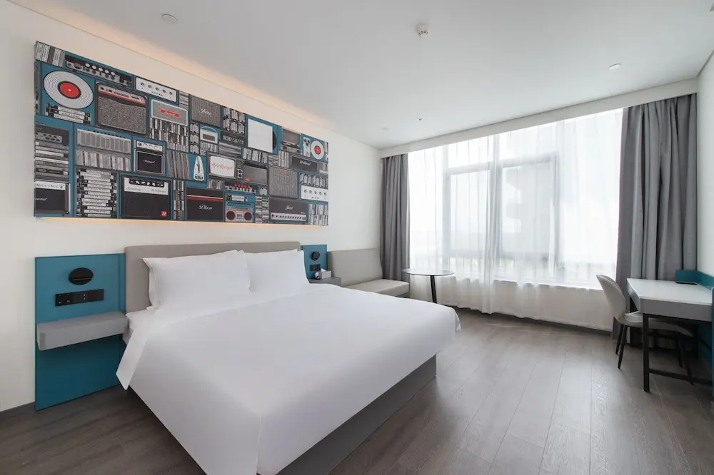 Циндао: ibis Jiaodong Airport EMU Town Store