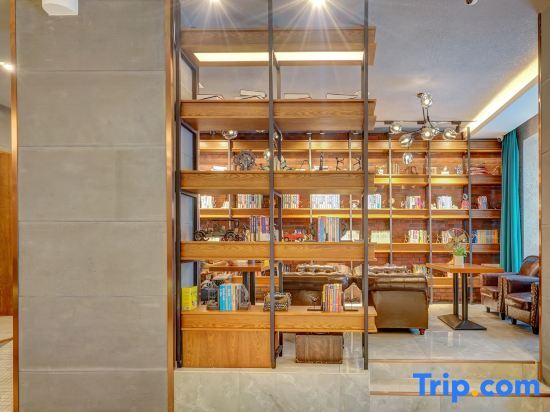 Харбин: James Joyce Coffetel (Harbin Railway Station South Square Museum Subway Station)