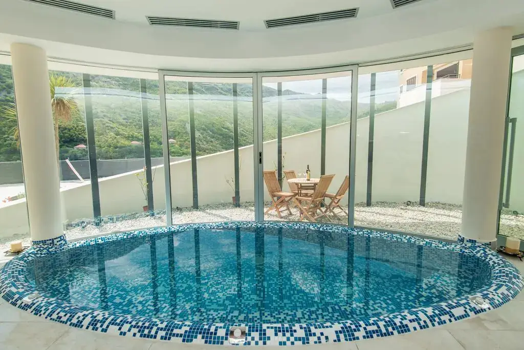 Апартаменты Gorgeous Morinj Resort — фото 1