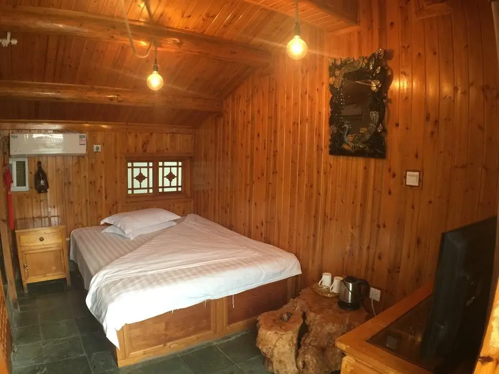 Дали: The Moonshine Inn of Dali
