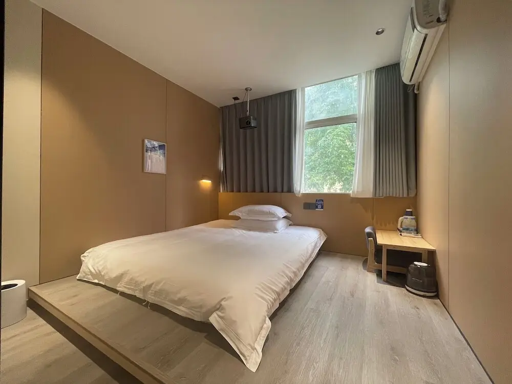 Шанхай: Captain No. 5 Youth Hotel