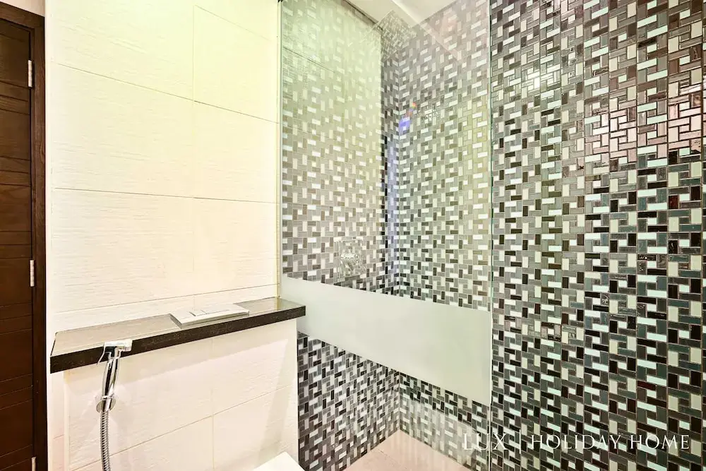 Дубай: LUX  Cayan Superior Suite 4 Dubai Marina