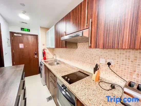 Дубай: Cosmos Living Luxurious Studio Near Dubai Marina