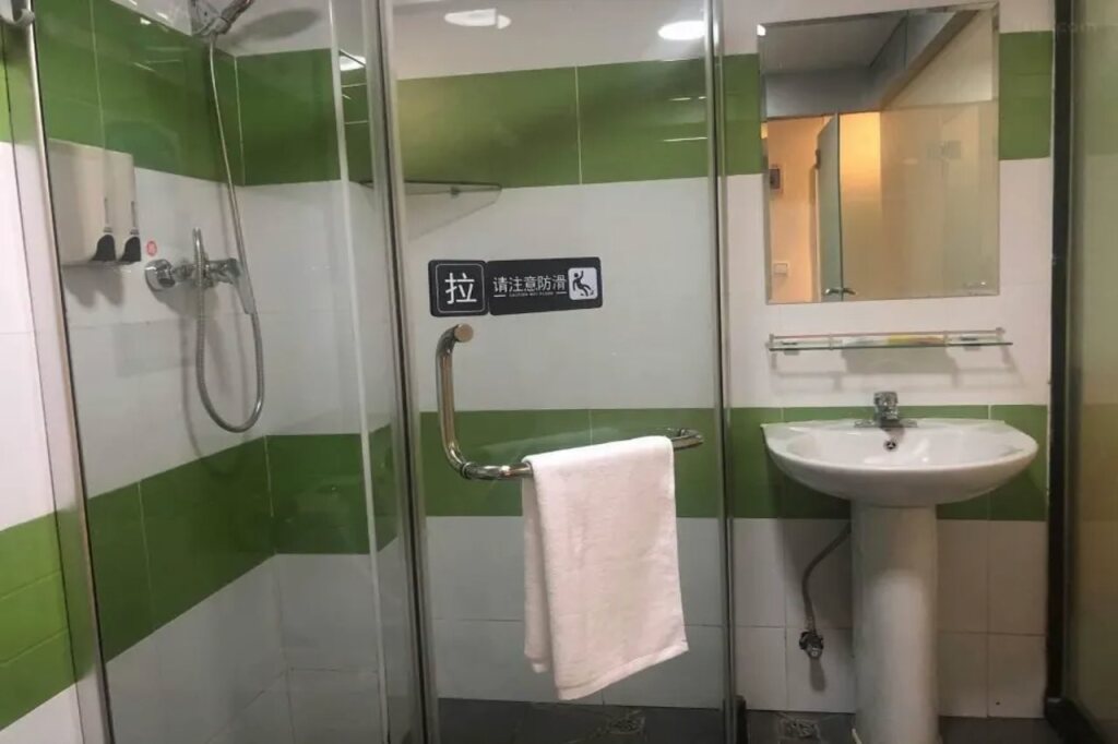 Гуанчжоу: Guangzhou Beijing Road Park Front Subway Station Branch