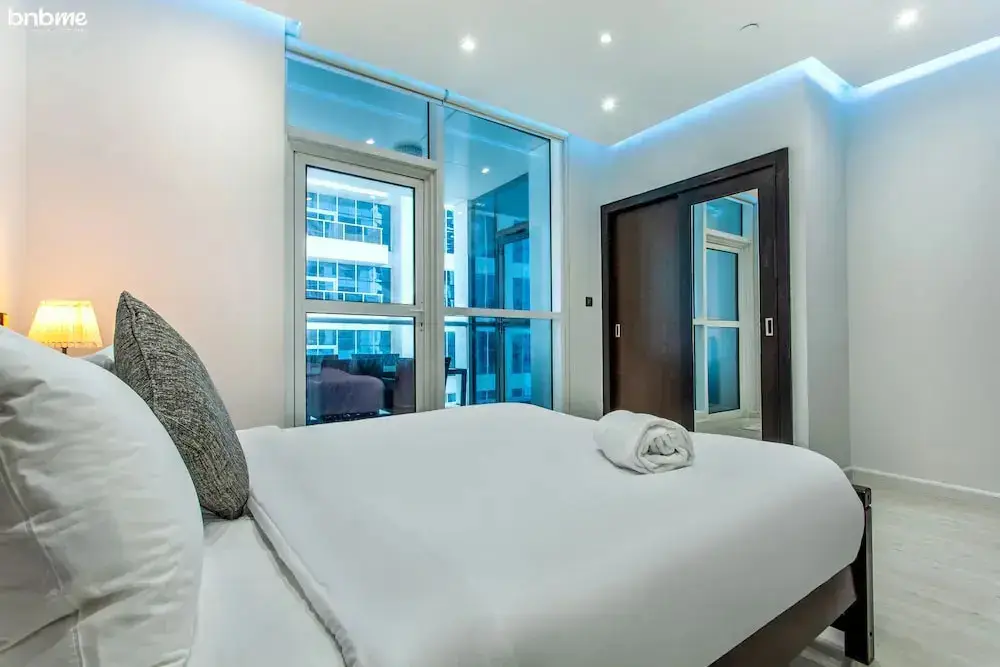 Дубай: Dubai Marina by bnbmehomes