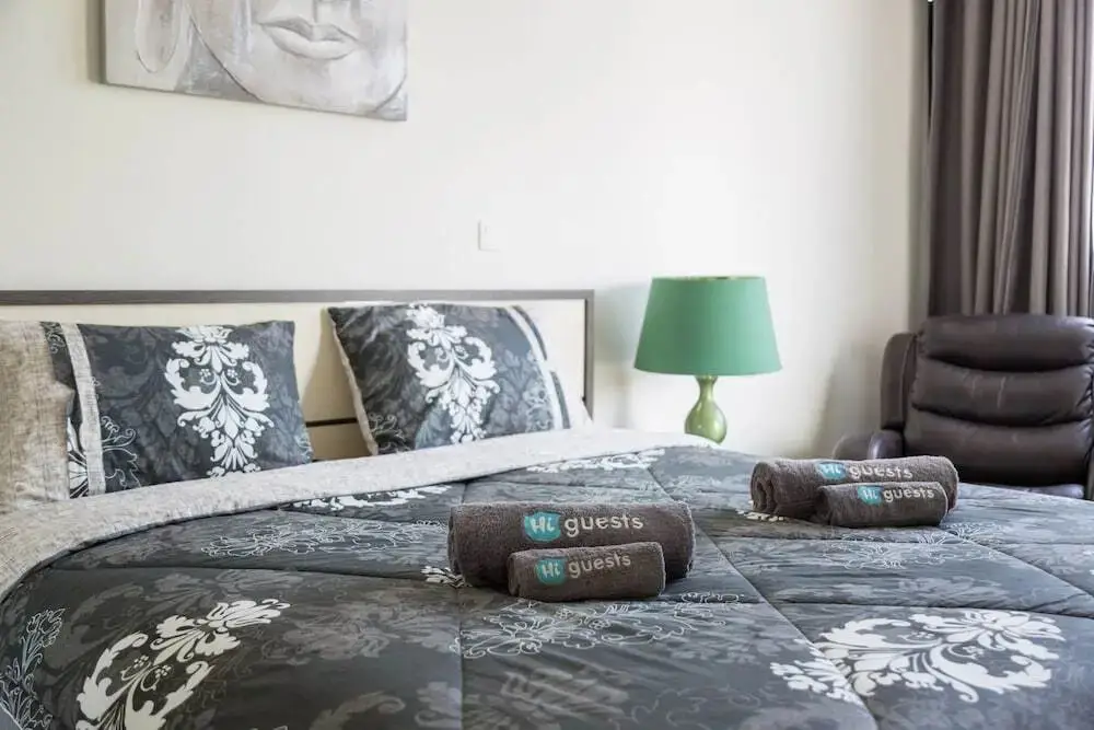 Дубай: Global Lake View by HiGuests Vacation Homes