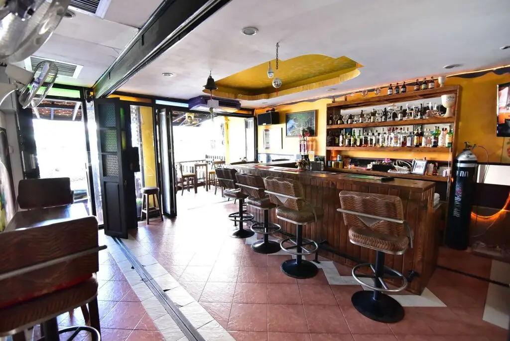 Паттайя: Enjoy Andre Restaurant & Room