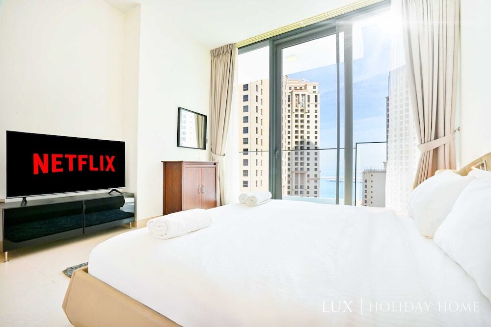 Дубай: LUX  Contemporary Marina Sea View Suite