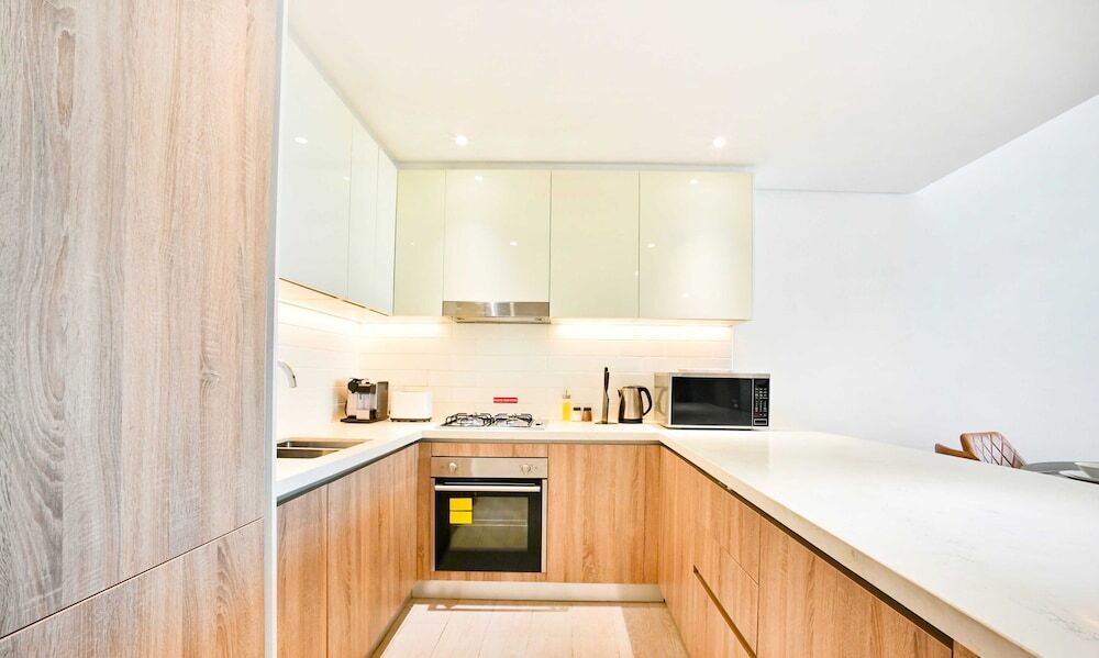 Дубай: LUX  Contemporary Marina Sea View Suite