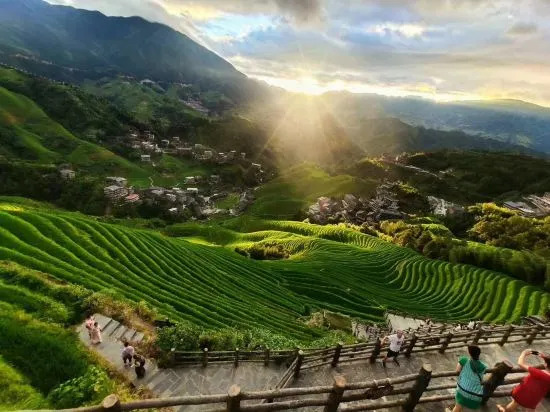 Longsheng: Longji Terrace Binlaiyue Homestay (Jinfoding Cable Car Dian)
