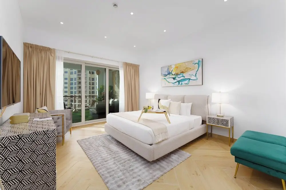 Дубай: Maison Privee - High-End Palm Apt w/ Picturesque Seafront Views
