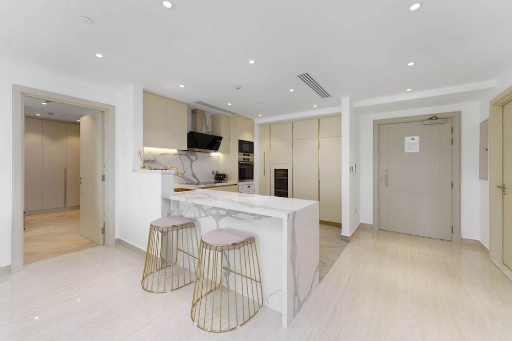 Дубай: Maison Privee - High-End Palm Apt w/ Picturesque Seafront Views