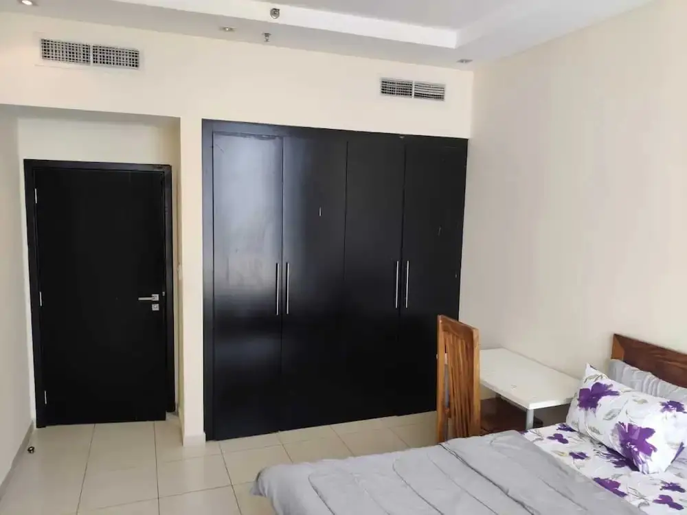 Дубай: Room in Apartment - Master Room In Skyview Tower Dubai Marina Huge Window