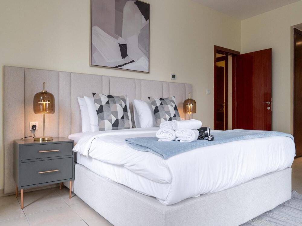 Дубай: 3BR City View in JBR Parking Pool by Belvilla