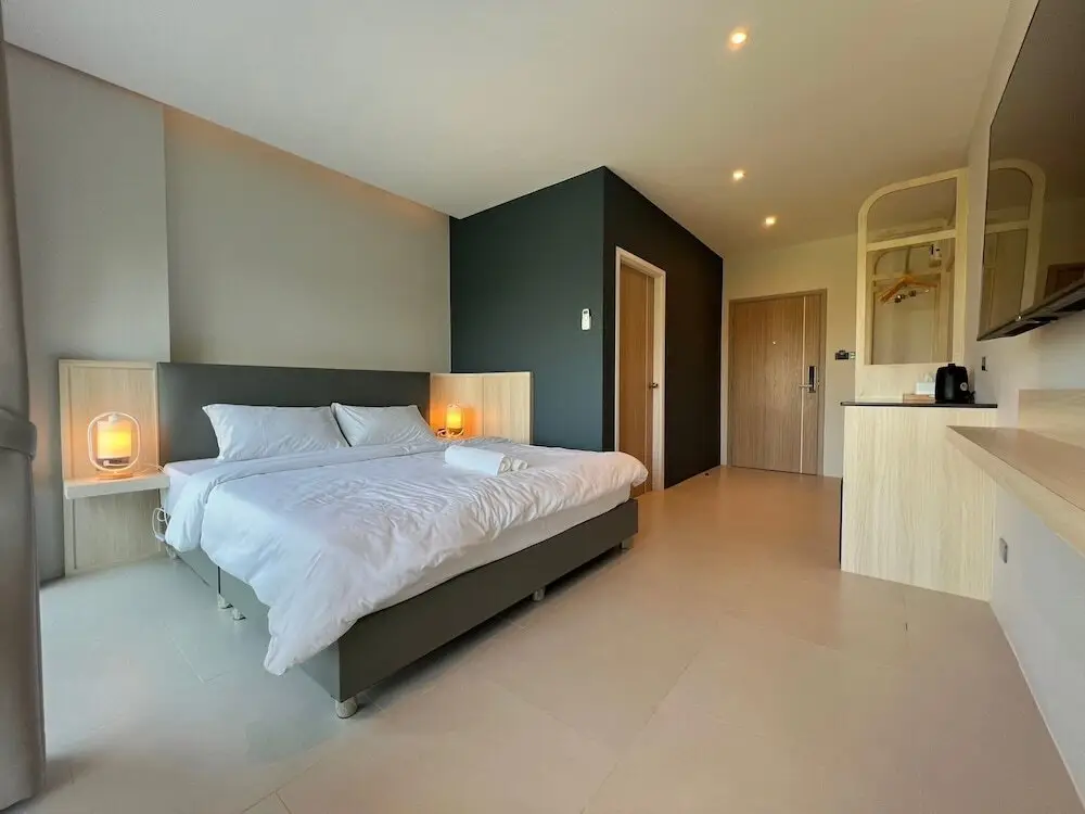Дамноен Садуак: The Way Hotel Banpong