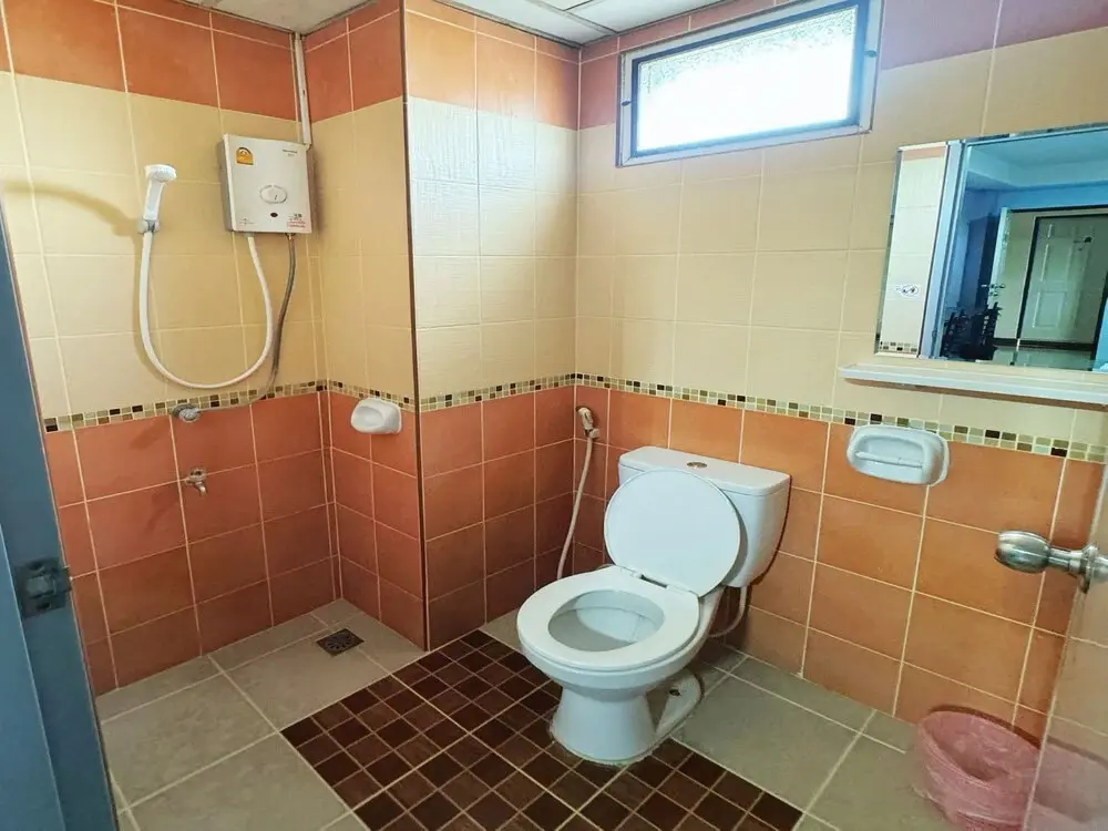 Супханбури: OYO 75506 Ratchapruek Apartment Suphanburi
