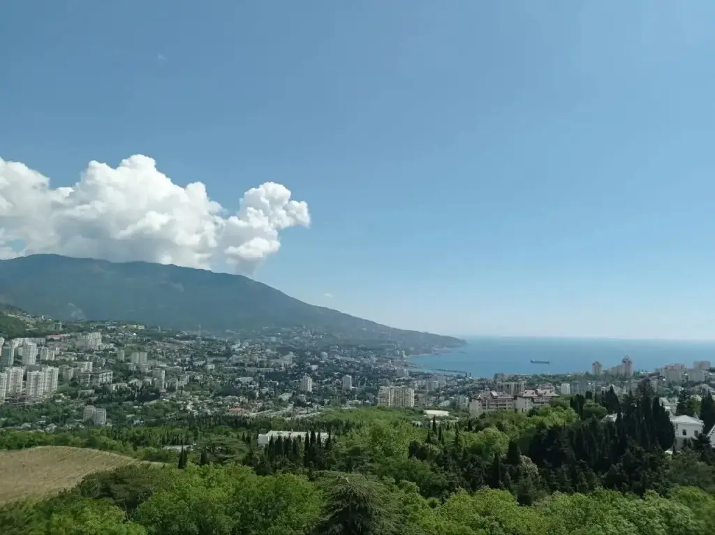 Ялта: Квартира Двухкомнатная Очарование Ялты с Панорамным Видом нa Море, Город и Горы