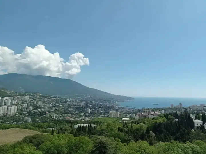 Ялта: Квартира Двухкомнатная Очарование Ялты с Панорамным Видом нa Море, Город и Горы
