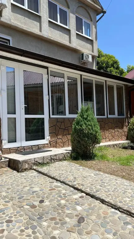 Лоо: Enela Guest House