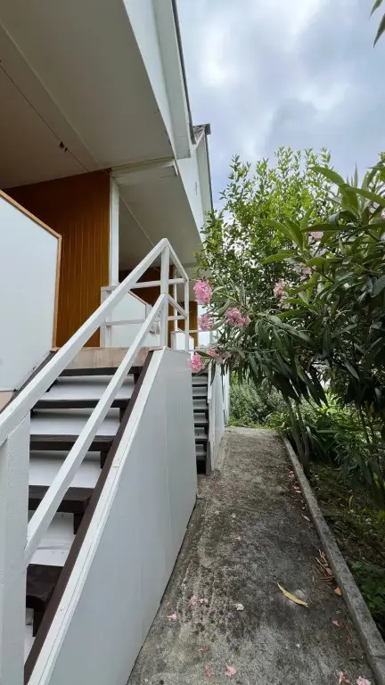 Лоо: Enela Guest House