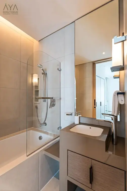 Дубай: Aya - Canal View From this 1BR in Jumeirah Gate Tower 1