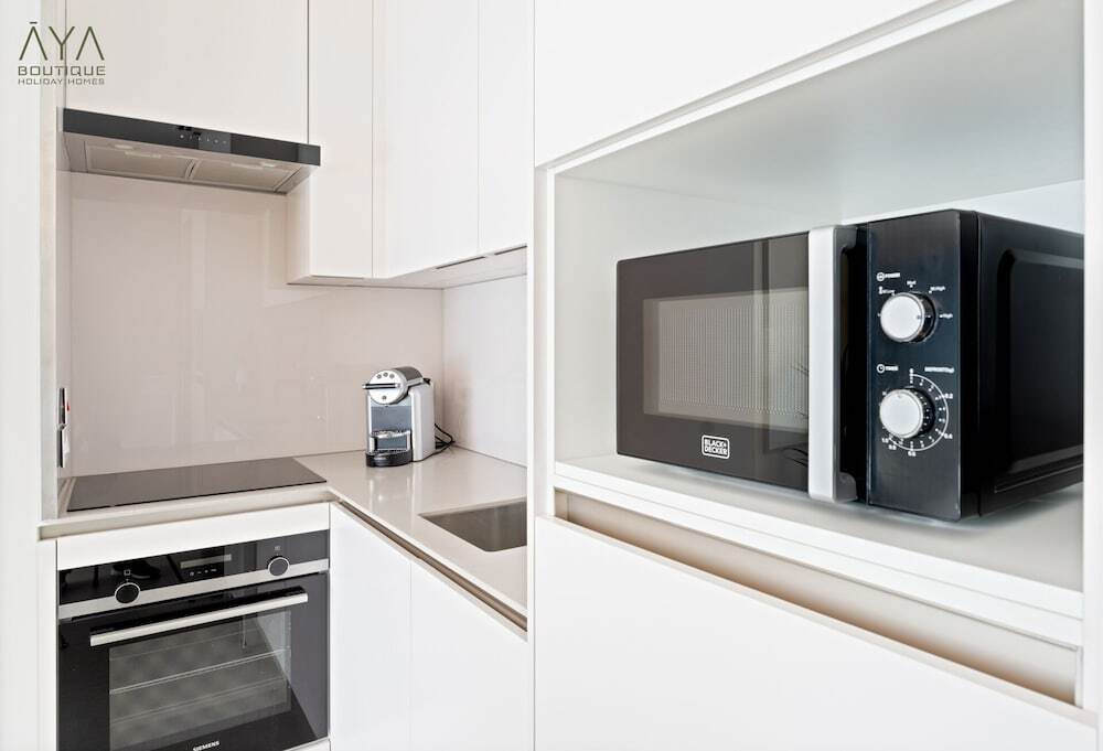 Дубай: Aya - Canal View From this 1BR in Jumeirah Gate Tower 1