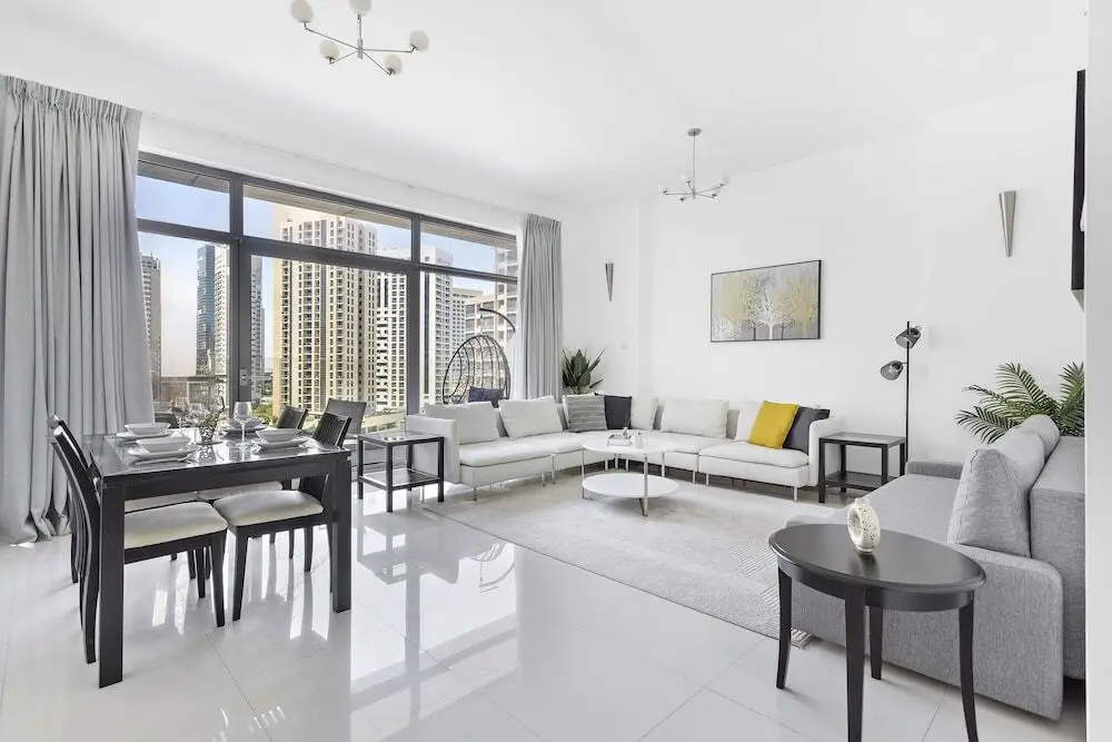 Дубай: WelHome - Urban Retreat With Terrace And City Views