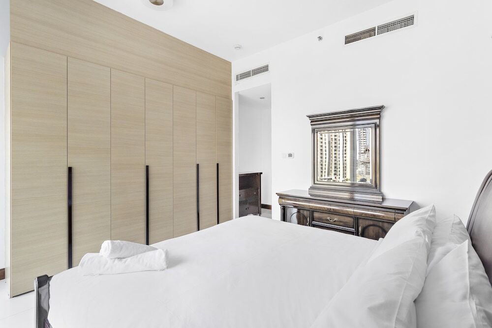 Дубай: WelHome - Urban Retreat With Terrace And City Views