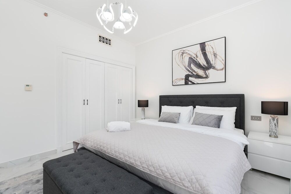 Дубай: Whitesage - Fully Renovated Spacious 2BR Apt. with Burj Views