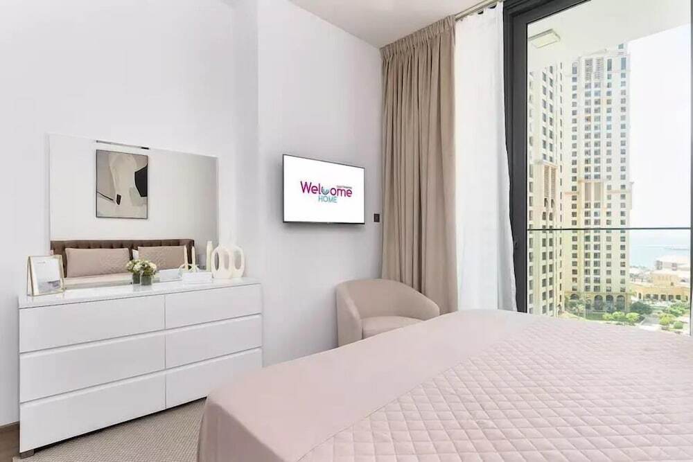 Дубай: New apt in Dubai Marina with balcony