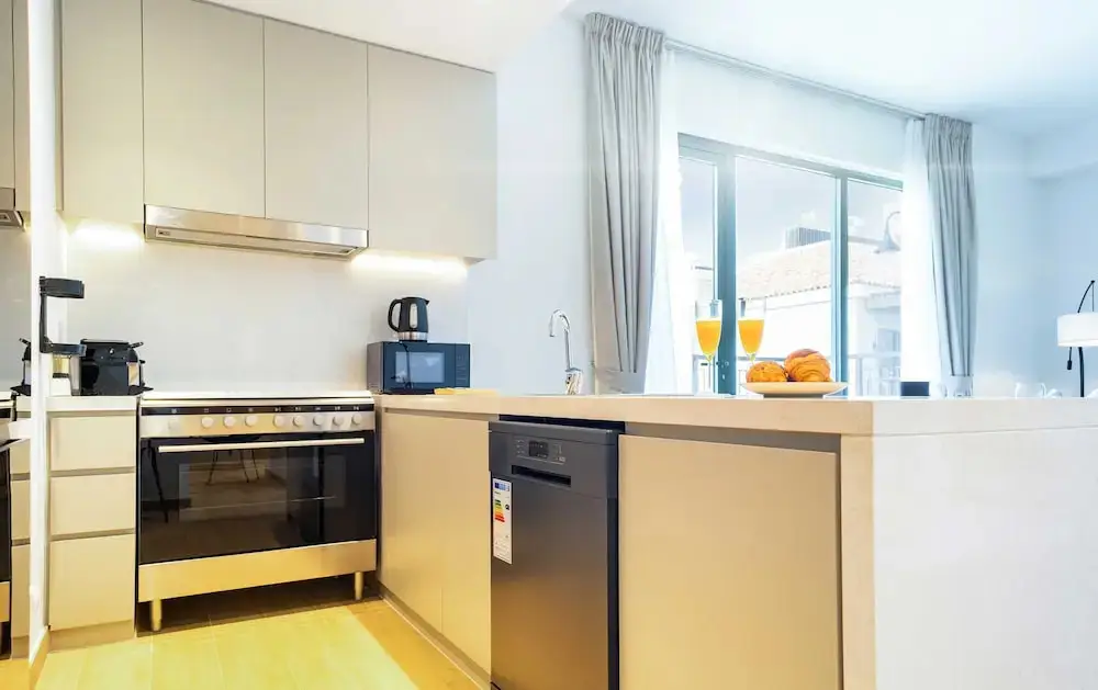 Дубай: LUX  The La Rive Sea View Suite