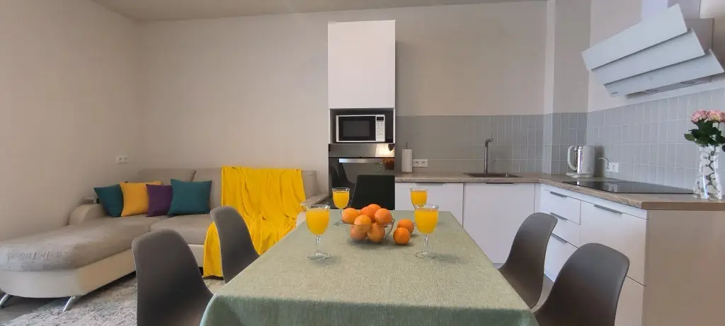 Нефтеюганск: Квартира в центре города с панорамными окнами