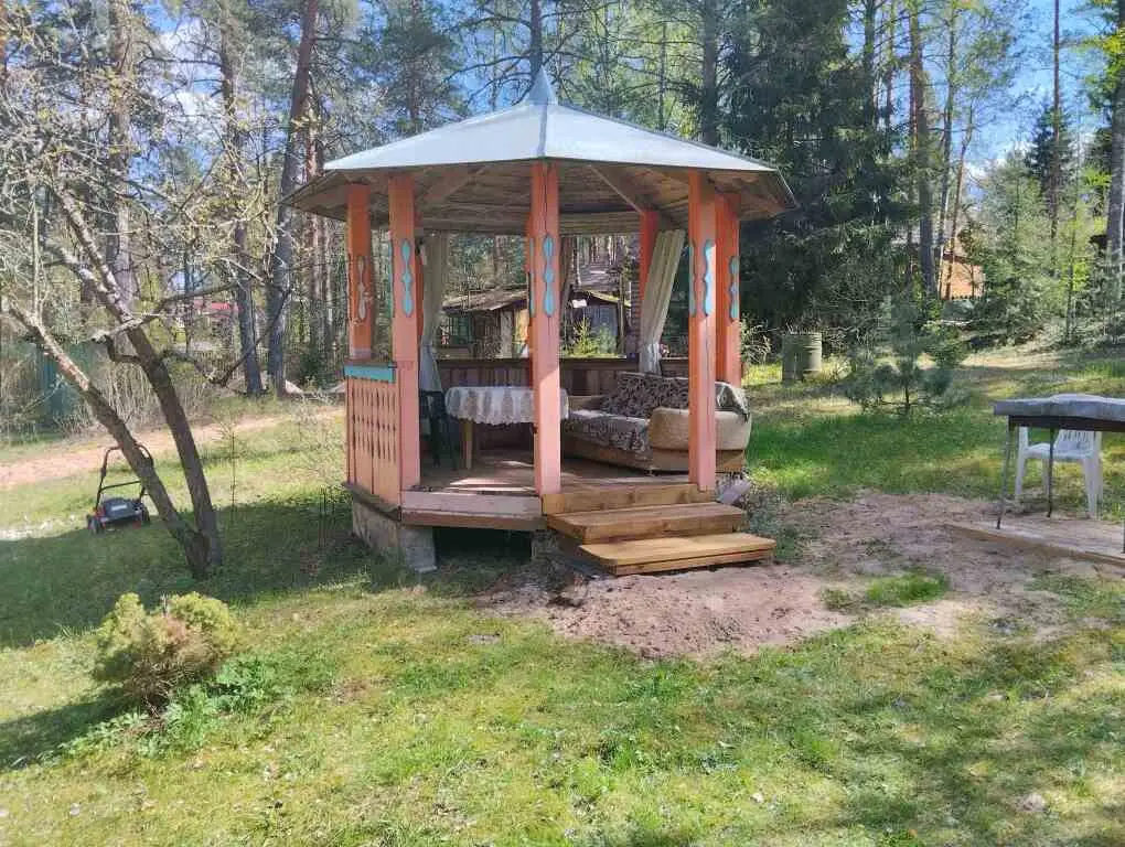 Луга: Частный дом Дом у реки в английском стиле