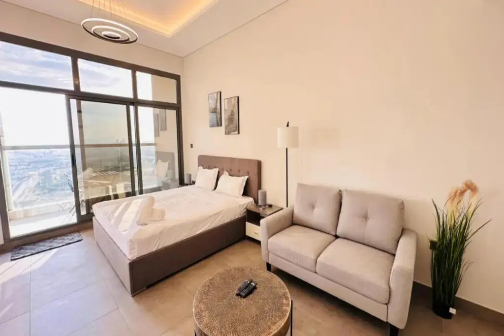 Дубай: Upscale Spacious Apartment Near Downtown with Balcony and Free Parking by Belvilla