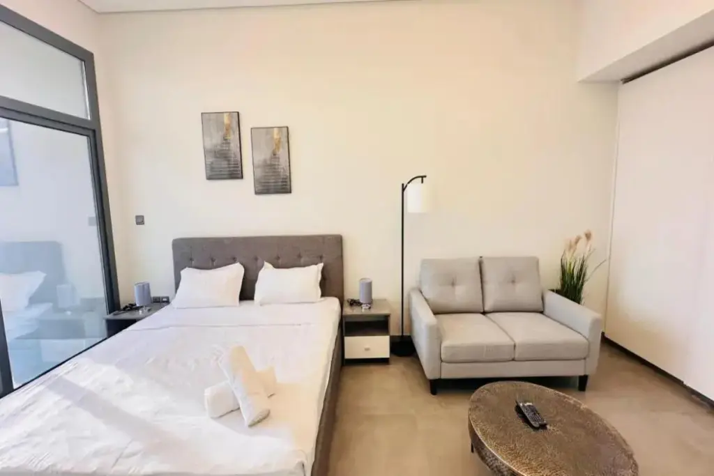Дубай: Upscale Spacious Apartment Near Downtown with Balcony and Free Parking by Belvilla