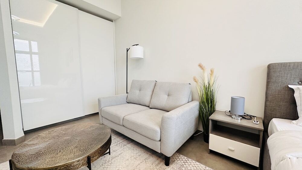 Дубай: Luxurious Studio Apartment Burj View with Balcony Free Parking by Belvilla