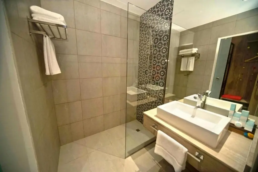 Дубай: Отель Grand Kingsgate Waterfront By Millennium Hotels