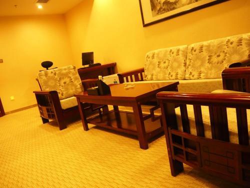 Цзюцюань: Dunhuang Gold Dragon Hotel