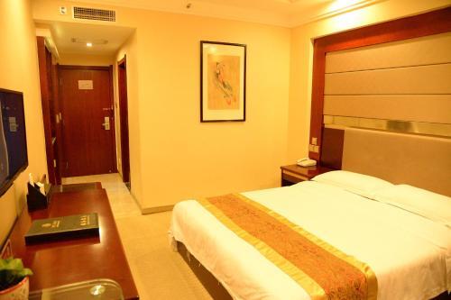 Цзюцюань: Dunhuang Gold Dragon Hotel