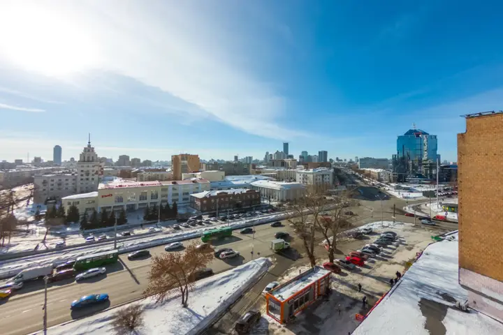 Екатеринбург: Апартаменты с балконом на Челюскинцев 21