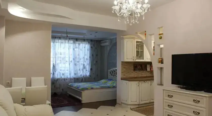 Хоста: Студия на Кипарисовой
