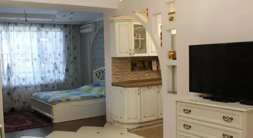 Хоста: Студия на Кипарисовой