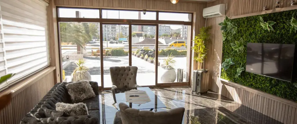 Бурхание: E-87 Highway Otel