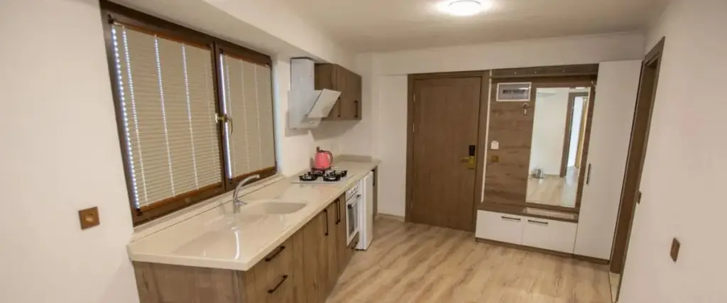 Бурхание: E-87 Highway Otel