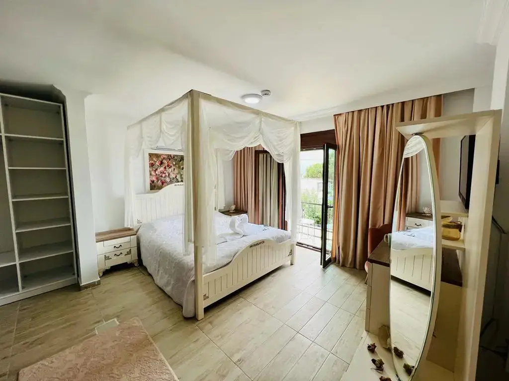 Эдремит: Ellawillasuit House