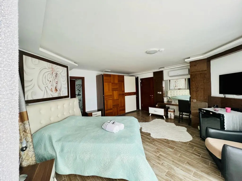 Эдремит: Ellawillasuit House
